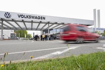 20.000 Jobs auf der Kippe? Zulieferbranche steht wegen Sparmaßnahmen im VW-Werk Zwickau vor massivem Stellenabbau - Blick auf die Einfahrt zum VW-Werk Zwickau.