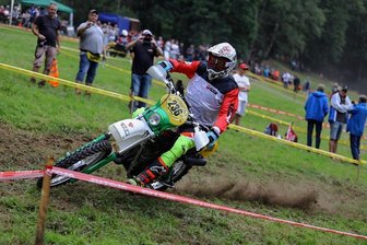 20. Classic Enduro in Zschopau: "Wer am Ende gewinnt, spielt keine Rolle" - Lokalmatador Uwe Weber, angefeuert von den Fans, absolviert die Sonderprüfung in Weißbach. 