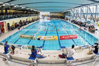 20-fache Erhöhung der Gebühren im Stadtbad? Plauener Schwimmvereine befürchten ihren Untergang - Plauens Vereine erfüllen das Stadtbad mit Leben und machen es zum Ort der Begegnung, des Lernens, des Wettkampfes. Das Bild zeigt die Kulisse des Wasserballspiels SVV gegen Potsdam im Jahr 2016. 