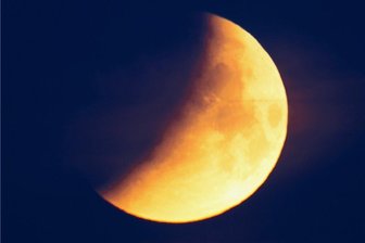 20 Frühaufsteher in Sternwarte Rodewisch - So haben die 20 Frühaufsteher in der Sternwarte Rodewisch am Montag die Mondfinsternis erlebt. 