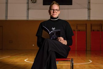 20-jährige Basketballerin der Chemcats geht unter die Autorinnen und gibt einen Einblick in das Leben junger Sportschüler - Basketballerin Leann Rebentisch ist unter die Buchautorinnen gegangen.