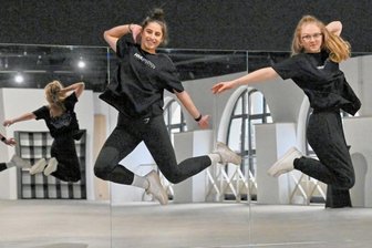 20-jährige Mittweidaerin eröffnet Tanzstudio in Chemnitz - Für Gründerin Batul Al Aidi (links) ist das Schönste am Leben Tanzen. Mit Trixi Kind übte sie am Donnerstag noch für die große Eröffnung.