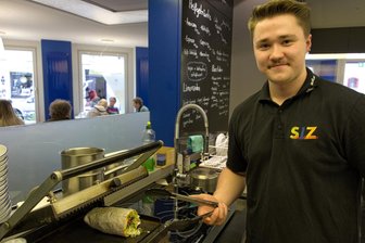 20 Jahre alt: Maxim Kulikov ist Vizechef des Campus Cafés „SIZ“ in Freiberg - Maxim Kulikov ist stellvetretender Filialleiter im Café Campus „SIZ“ in Freiberg, und das mit 20 Jahren.