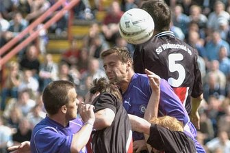 20 Jahre Auer Aufstiegswunder: Ein Heimsieg der Veilchen, der alles verändert - Vollen Einsatz - wie hier die Auer Rostislav Broum (vorn), und Ronny Jank gegen die Wattenscheider Andreas Köster, Carsten Baumann und Uwe Grauer (von vorn) zeigte das gesamte FCE-Team im Spitzenspiel am 26. April 2003 im Erzgebirgsstadion.