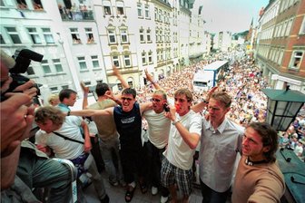 20 Jahre Auer Aufstiegswunder: Ein Meistertitel als Sahnehäubchen - Eine ganze Stadt und eine ganze Region feierten am 8. Juni nach dem Aufstieg auch noch die Meisterschaft. Der Auftritt auf dem Rathausbalkon gehörte natürlich dazu. Hier vorn von rechts: Gregor Berger, Petr Grund, Thorsten Görke, Kay-Uwe Jendrossek, Jörg Emmerich und Marco Kurth.