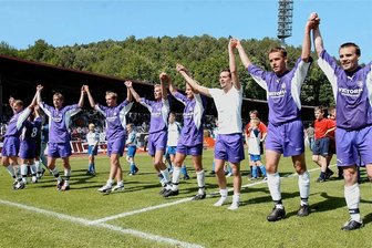 20 Jahre Auer Aufstiegswunder: Heimsieg über Kiel lässt ganze Region träumen - Nach dem 2:0-Heimerfolg über Holstein Kiel trennt die Veilchen nur noch ein Sieg von der 2. Fußball-Bundesliga. Entsprechend ausgelassen fällt der Jubel im Lößnitztal aus. 
