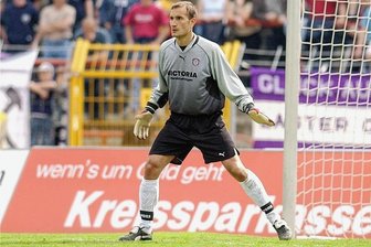 20 Jahre Auer Aufstiegswunder: Russi Petkov bringt auch Preußen zum Verzweifeln - Russi Petkov - hier in einem Heimspiel - hatte nicht nur beim Sieg in Münster mit starken Paraden großen Anteil am Erfolg der Auer. Insgesamt mussten der Bulgare und sein Torhüterkollege Jörg Hahnel in der Saison nur 34-mal hinter sich greifen. Lediglich der Tabellenzweite aus Osnabrück (29) und der Dritte aus Essen (33) ließen weniger Gegentore zu. 