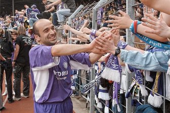 20 Jahre Auer Aufstiegswunder: "Shubi" nimmt Hamburger Geschenk dankend an - Khvicha Shubitidze war ausgerechnet aus Zwickau nach Aue gekommen. Er spielte sich aber schnell in die Herzen der FCE-Fans, nicht nur wegen wichtiger Tore wie dem Treffer zum 1:0 in Hamburg. 