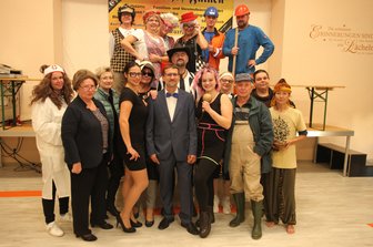 20 Jahre Callenberg: Ein ganzes Dorf macht Theater - Das Ensemble des Theaterstücks "WasserFall". Das Stück ist anlässlich 20 Jahre Callenberg entstanden.