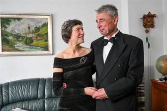 20 Jahre Chemnitzer Opernball: Dieses Paar hat keinen verpasst - Kleid und Smoking sitzen: Annelie und Michael Mehlhorn probieren ihre Outfits für den 20. Opernball am 10. Februar.