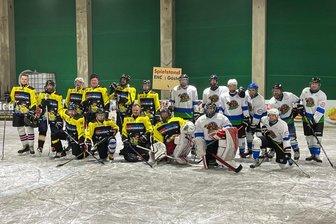 20 Jahre Eishockey im Spielzeugdorf: Wie die Seiffener Icecrackers ihr Jubiläum feiern - Zum Auftakt des Jubiläums trafen die Icecrackers (links) beim Adventshockey auf die Bobritzsch Beavers.