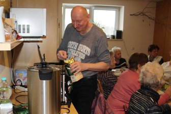 20 Jahre Frauenfrühstück in Neukirchen: Olaf Kache ist der Hahn im Korb - Olaf Kache ist der Hahn im Korb. Zu seinen Hauptaufgaben gehört das Kaffeekochen.