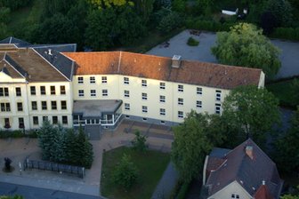 20 Jahre Internationale Oberschule Neukirchen: Jubiläumsfest mit buntem Bühnenprogramm - Neben der Internationalen Oberschule in Neukirchen grenzt die Grundschule (l.) an.