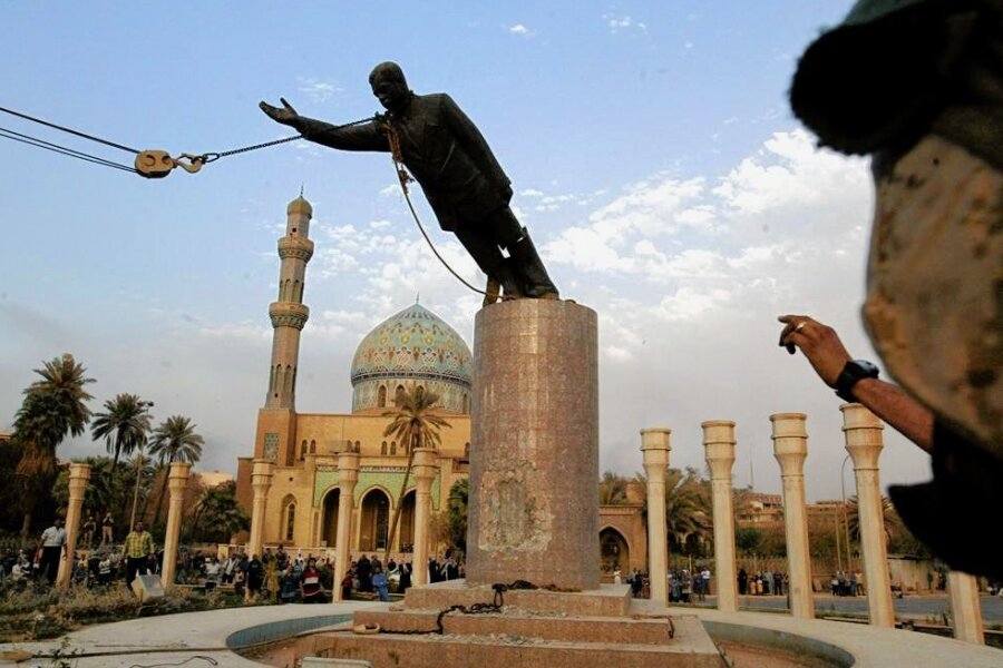20 Jahre Invasion im Irak: Das gebeutelte Land - Am 9. April vor 20 Jahren: Eine Statue von Saddam Hussein auf dem Firdaus-Platz in der Innenstadt von Bagdad wird gestürzt. 