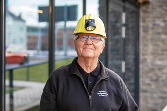 20 Jahre Luftschutzmuseum Meyerhof in Plauen: „Versöhnung ist ein Prozess“ - Gert Müller, Chef des Bergknappenvereins, vor dem Informationsgebäude am Luftschutzmuseum Meyerhof.