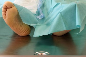 20 Jahre mit Toten: Leichenpräparatorin erzählt aus ihrem Leben - Von der Arbeit im Sezierbereich der TU München erzählt Judith Brauneis in Mittweida.