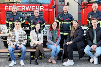 20 Jahre nach dem Babyboom bei der Rochlitzer Wehr - Luca-Morris Dost, Lilli Sue Deiglmeier, Lena Stepponat, Marielle-Sophie Kebschull, Christian Kurth und Jasmin Lagies (v. l.) mit ihren Vätern, die bei der Rochlitzer Wehr aktiv sind. 