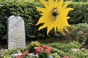 20 Jahre nach dem Mord an der kleinen Ayla in Zwickau: Neues Buch spürt den Ereignissen nach - Die Grabstelle auf dem Zwickauer Hauptfriedhof erinnert an das fröhliche, aufgeweckte Mädchen.