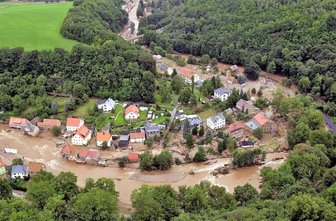 20 Jahre nach der Flut: Die Hölle ist Wasser - Als die Müglitz sich 2002 zurückzog, legte sie die Zerstörung frei: Mittig am Bildrand oben hatte das Haus der Weesensteiner Todesopfer gestanden. Die letzte Mauer, die für andere zum Lebensretter wurde, ist unten links zu sehen. Antje Gottlöbers Haus ist das gelbe vor der Bahnbrücke.