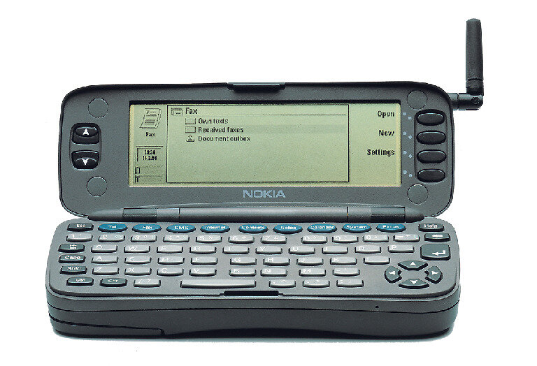 20 Jahre Smartphone: Schlau mir in die Augen, Kleines! - Der Nokia Communicator 9000 gilt als erstes Smartphone und wurde ab dem 15. August 1996 in Deutschland verkauft. Das Gerät hatte einen Webbrowser, konnte Faxe und E-Mails verschicken.