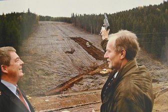 20 Jahre Vogtland-Arena: Ausstellung öffnet in Zwota - Aufnahme mit dem früheren Landrat des Vogtlandkreises Tassilo Lenk, der 2002 den Startschuss für den Bau der Vogtland-Arena gab.