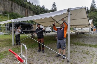 20 Jahre Vollmondkamp: Was das Festival im Erzgebirge auszeichnet - Die Vorbereitungen für das 20. Vollmondkamp laufen auf Hochtouren. Am Donnerstag haben Enrico Hutt, Patrick Weigel und Antonio Rajteric (von links) die Überdachung vor der Hauptbühne aufgebaut.