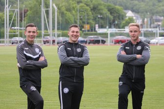 20 Mannschaften, vier Spielfelder: Großer Bahnhof für junge Kicker im Erzgebirge - Die Schwarzenberger Nachwuchstrainer Sonny Uhle, Marius Fritze und Ron Michaelis (v. l.) freuen sich aufs D-Jugend-Turnier des FSV Blau-Weiß.