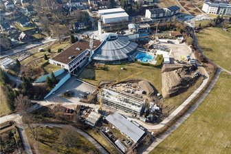 20-Millionen-Euro-Investition: Am Kurbad Actinon in Bad Schlema wächst die neue Solewelt - Auf dem Gelände des Actinon in Bad Schlema laufen Baumaßnahmen, in der Mitte unten entsteht das neue Gärtnerhaus, rechts oben wird an dem neuen Außenbecken und der Solewelt gearbeitet.