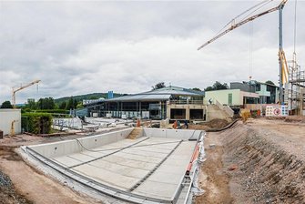 20-Millionen-Euro-Investition in Bad Schlema: Sechs Baustellen gleichzeitig im Kurbad Actinon - Erweiterungsarbeiten am Kurbad Actinon in Bad Schlema: Links vorn entsteht das neue Außenschwimmbecken, dahinter die Solewelt, rechts das neue Ruhehaus.
