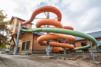 20-Millionen-Euro-Investition in Badegärten Eibenstock: Jetzt steht der Eröffnungstermin fest - An den Badegärten Eibenstock sind unter anderem zwei große Rutschen neu entstanden.