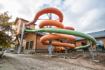 20-Millionen-Euro-Investition in Badegärten Eibenstock: Weiter Warten auf neue Attraktionen - Die neuen Rutschen am Erweiterungsbau der Badegärten Eibenstock sind schon installiert.