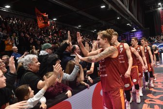 20. Sieg in Folge: Niners dominieren Spitzenspiel gegen Bremerhaven - Malte Ziegenhagen (vorn) feiert mit den Fans.