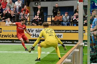 20. ZEV-Hallenmasters: FSV Zwickau und Chemnitzer FC bieten im Finale hitzigen Vorgeschmack auf Punktspiel - Sehen sich bald im Regionalliga-Punktspiel wieder: Yannic Voigt vom FSV Zwickau und CFC-Keeper David Wunsch.
