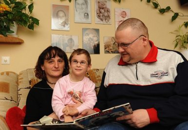 
              <p class="artikelinhalt">Die fünfjährige Selina Gerschler aus Thalheim mit ihrer Mutter Peggy und Vater Lutz bei einer von ihr geliebten Beschäftigung: dem Blättern im Pferdebuch. Selina besucht selbst eine Reittherapie. </p>
            