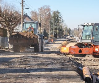 Der Ausbau der Walter-Klippel-Straße in Adelsberg hat im Vorjahr begonnen und soll 2023 enden. Neben dem grundhaften Ausbau der Straße entsteht auch ein Fußweg. 
