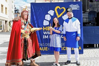 Die Symbolfiguren für den Tag der Sachsen in Aue: Susann Küchler und Marcus Hoffmann (r.) repräsentieren als Bademädchen und Blaufarbenwerker den Sachsentag, Axel Schlesinger (l.) schlüpft zur gleichzeitigen 850-Jahr-Feier von Aue in die Rolle von Kaiser Barbarossa.