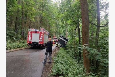 Am Schloss im Frankenberger Ortsteil Sachsenburg kam es am Donnerstagnachmittag zu einem Unfall mit einem Klein-Lkw. Das Fahrzeug drohte abzustürzen.
