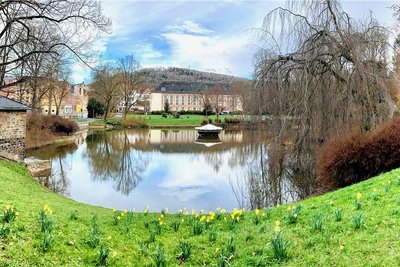 Der Carolateich und seine Springbrunnenanlage, die sich noch im Winterschlaf befindet, sind ein Wahrzeichen der Stadt Aue. Er erhält nun eine sichere Wasserzufuhr. 