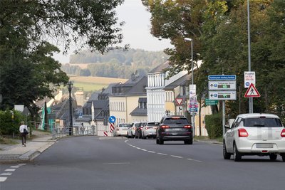 Auch auf der Geyersdorfer Straße als Zufahrt in Richtung Innenstadt und in Richtung Adam-Ries-Straße ist die höhere Verkehrsbelastung spürbar.