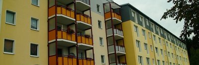 Die Wohnungsbaugesellschaft Bad Elster baut für 2,3 Millionen Euro einen Plattenbau (rechts) am Kuhberg seniorengerecht um. Nur die Balkone fehlen außen noch.