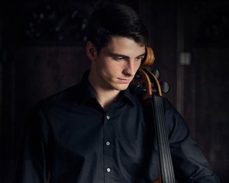 Als Solist von Camille Saint-Saëns Violoncellokonzert Nr. 1 a-Moll op. 33 stellt sich der junge Cellist Friedrich Thiele vor. 