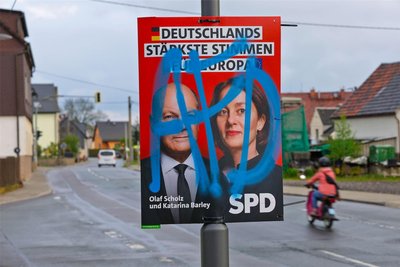 Mit blauer Farbe wurden SPD-Plakate mit dem Schriftzug AfD beschmiert.
