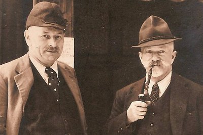 Zwei Mundartdichter und -sänger des Erzgebirges: Anton Günther (r.) zu Besuch bei seinem Freund Max Nacke in Altenberg. 