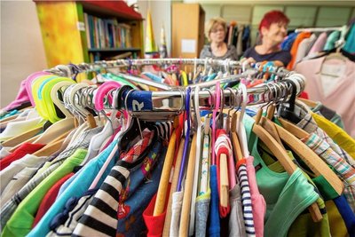 Ein bisschen wie im Second-Hand-Kaufhaus sieht es in der Kleiderkammer der Tafel an der Schlossstraße aus. Annette Vetter (links) und Ramona Pflug haben dort immer gut mit dem Sortieren zu tun.
