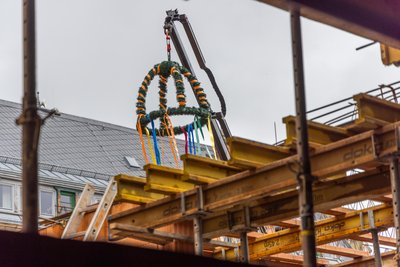 Über dem künftigen Welterbe-Besucherzentrum thront die Richtkrone. Schon im Juni 2026 soll Einweihung gefeiert werden.