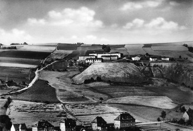 
              <p class="artikelinhalt">In den 1960er Jahren entstand diese Aufnahme vom Gelände des ehemaligen Schachts 278 der SDAG Wismut in Grünstädtel. Gebäude und Halde zeugten noch vom dort längst eingestellten Bergbau. </p>
            