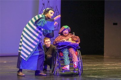Menschen ohne und mit Einschränkungen wirkten an der Aufführung von "Marco Polo" am Chemnitzer Opernhaus mit. Beate Mirr (rechts) vom Wohnzentrum für körperlich schwerbehinderte Menschen aus Chemnitz spielte den Schreiber Antonio Rustico, dem Marco Polo seine Lebensgeschichte im Gefängnis diktiert haben soll. 