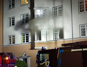 Bei einem Wohnungsbrand an der Walter-Oertel-Straße sind in der Nacht zu Samstag zwei Personen schwer verletzt worden. Die Frau erlag in der Nacht zu Sonntag im Krankenhaus ihren schweren Verletzungen.