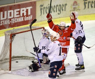 Andre Schietzold jubelt nach dem 2:0. 