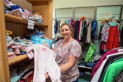 Mitarbeiterin Bettina Schneider freut sich übers Angebot an Baby- und Kinderkleidung, Spielzeug und Windeln.